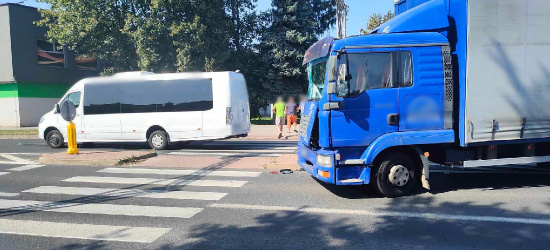 SANOK. Ciężarówka wjechała w busa. Mandat: 1020 zł (ZDJĘCIA)