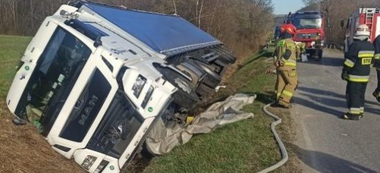 Wyprzedanie ciężarówki na wąskiej drodze zakończone w rowie (FOTO)