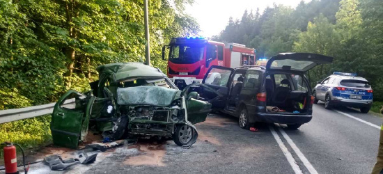 Zjechał na przeciwległy pas i uderzył w sharana (FOTO)