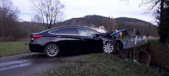 Hyundaiem wbił się w barierę mostową! Wyglądało to groźnie (FOTO)