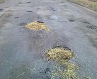 INTERWENCJA: Dziura na dziurze, a zamiast asfaltu słoma. Auta jadą slalomem (ZDJĘCIA)