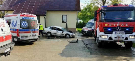 AKTUALIZACJA: Stracił panowanie nad seatem i dachował. Pięć osób w szpitalu (FOTO)