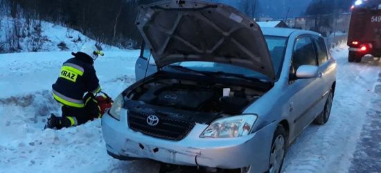 Straciła panowanie nad toyotą i uderzyła w bariery (ZDJĘCIA)