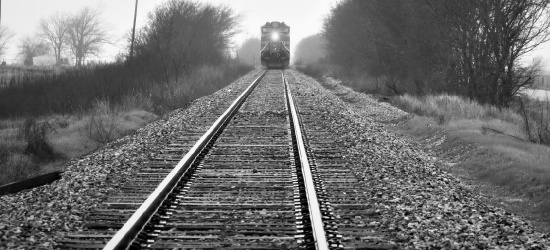 REGION. Tragedia na torach. Pociąg potrącił 37-letnią kobietę