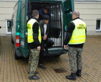 Afgańczycy ukryli się w ciężarówce. Interweniowali pogranicznicy, funkcjonariusze KAS i policja. Samochód miał nienaruszone plomby celne (ZDJĘCIA)