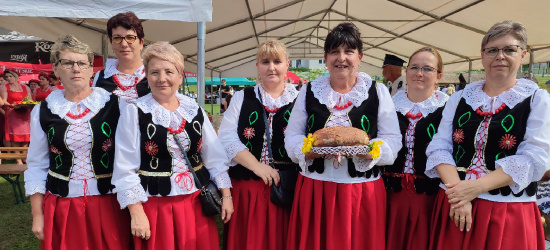 Święto plonów w gminie Sanok. Dożynkowy korowód pojawił się na stadionie w Czerteżu (VIDEO, ZDJĘCIA)