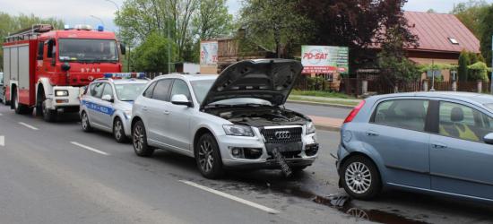 Zderzenie trzech osobówek na skrzyżowaniu Mickiewicza z Królowej Bony. Jedna osoba w szpitalu. Sprawca miał prawie 4 promile! (ZDJĘCIA)