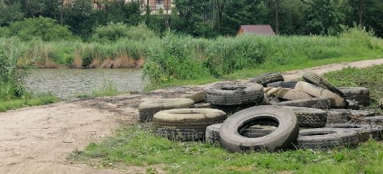 SANOK. Opony samochodowe wyrzucone do stawu! „Komis dla ryb?” (ZDJĘCIA)