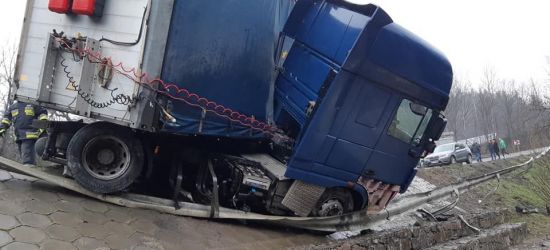 Tir zawisł nad skarpą. Zatrzymały go bariery (ZDJĘCIA)