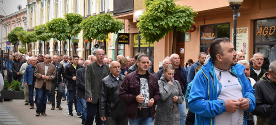 Modlitwa mężczyzn na ulicach Sanoka