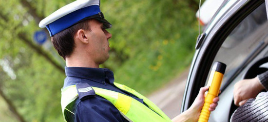 Jazda slalomem. 1,5 promila alkoholu i zatrzymane prawo jazdy