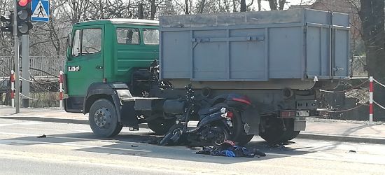 AKTUALIZACJA. Wypadek na Dąbrówce. Kierowca skutera nie żyje (ZDJĘCIA)