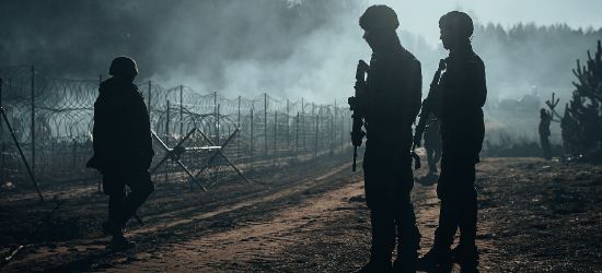 Migranci zaatakowali zamknięte przejście graniczne w Kuźnicy! (VIDEO)