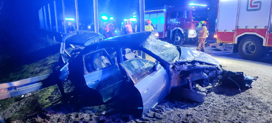 ZAHUTYŃ. Audi roztrzaskane na słupie. Wiemy, co z kierowcą i pasażerami. NOWE INFORMACJE