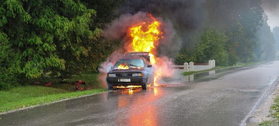 Opel wpadł do rzeki i stanął w płomieniach. Kierowca był pijany