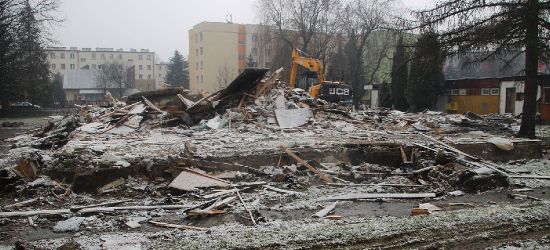 SANOK: Przedszkole, bar, komisja wyborcza. Budynek „Sanoczanki” w rozbiórce (VIDEO, ZDJĘCIA)