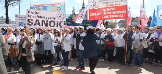AKTUALIZACJA: 120 pielęgniarek z sanockiego szpitala pikietowało pod Urzędem Marszałkowskim w Rzeszowie (ZDJĘCIA)