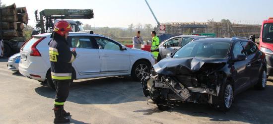 AKTUALIZACJA: Kierujący renault wymusił pierwszeństwo. Zderzenie trzech osobówek (ZDJĘCIA)