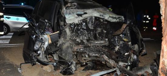 TRAGEDIA: 28-latek uderzył w drzewo. Zginął na miejscu (FOTO)