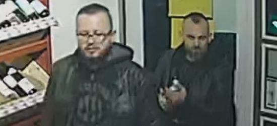 Wizerunki mężczyzn podejrzewanych o usiłowanie zabójstwa! Szuka ich policja