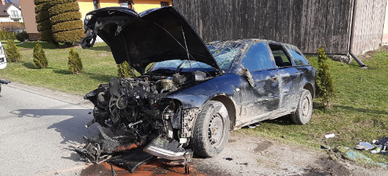 Wypadek w Humniskach. Zmiażdżony przód audi (ZDJĘCIA)