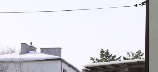 Motocyklista uderzył w tył pojazdu i przeleciał nad samochodem