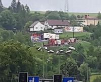 Tir blokuje drogę na serpentynach w Zagórzu! Policja kieruje na objazdy, tworzą się korki