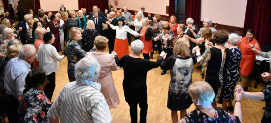 Seniorzy szaleją na parkiecie. Miejska potańcówka w Sanoku (ZDJĘCIA)