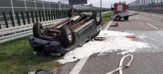 Wypadki na autostradzie. Suzuki dachowało, karetka na sygnale uderzyła w barierki (FOTO)