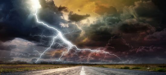Burze z gradem. Najwyższy stopień zagrożenia. Może być niebezpiecznie!