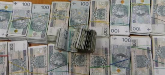 Chcieli przewieźć przez granicę niezgłoszone 200 tys. zł! Cel? Zakup części samochodowych (FOTO)