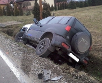 Auto w rowie. Kierowca pijany (ZDJĘCIA)