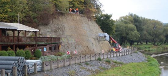 Trwa zabezpieczanie skarpy niedaleko Skansenu. Sygnalizacja świetlna (ZDJĘCIA)