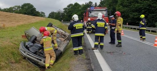 Toyota uderzyła w barierkę i dachowała w rowie (ZDJĘCIA)