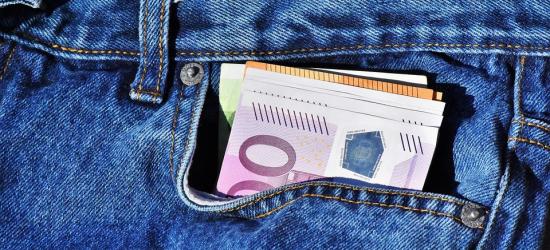 Dwie kobiety chodzą po domach i okradają ludzi