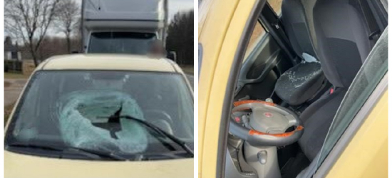 PODKARPACIE: Bryła lodu spadła z busa i uszkodziła fiata (FOTO)