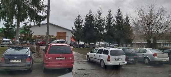 PARKOWANIE: Zablokowany przejazd. „Notoryczna sytuacja” (FOTO)