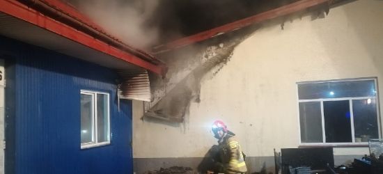 SANOK. Pożar w dwóch halach produkcyjnych na Dąbrówce! (ZDJĘCIA)