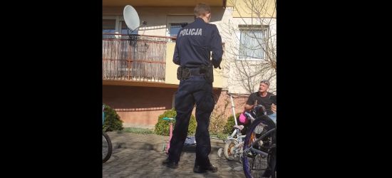 Poszedł z dziećmi na plac zabaw. Interwencja Policji (VIDEO)