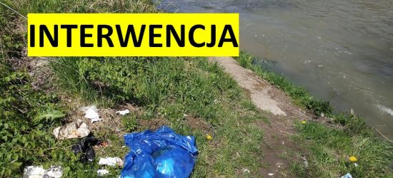 INTERWENCJA. SANOK: Dzikie wysypisko śmieci tuż obok Sanu (ZDJĘCIA)