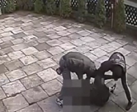 Brutalne pobicie młodego chłopaka zarejestrowane na kamerze monitoringu (VIDEO)