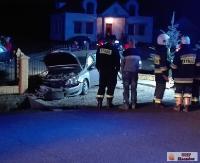 Pojazd wypadł z drogi i staranował ogrodzenie. Kobieta z podejrzeniem złamania kręgosłupa trafiła do szpitala (ZDJĘCIA)