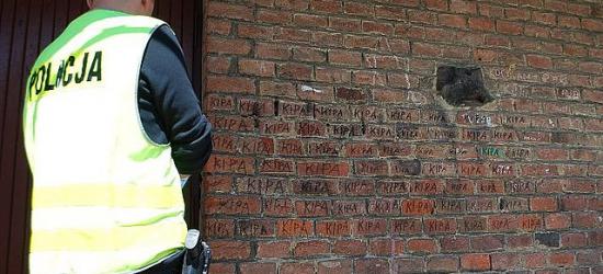 Młodzi wandale staną przed sądem. Czarnym markerem niszczyli elewacje budynków