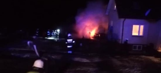 Pożar nad ranem. Ogień mógł przenieść się na dom! (FOTO)