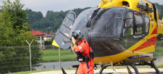 Wypadek. Potrącone dwie nastolatki. Interwencja śmigłowca LPR z Sanoka