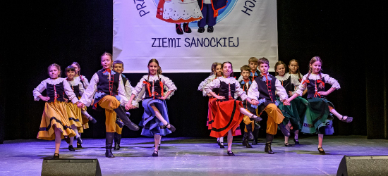 XII Przegląd Dziecięcych Zespołów Ludowych Ziemi Sanockiej (ZDJĘCIA)