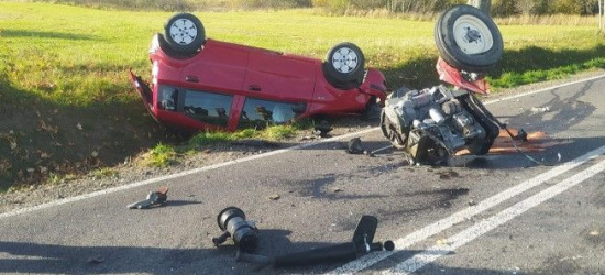 AKTUALIZACJA: Zderzenia ciągnika z osobówką. Traktor w dwóch częściach (ZDJĘCIA)