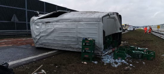 PODKARPACIE. Pęknięta opona. Dachowanie dostawczaka (ZDJĘCIA)