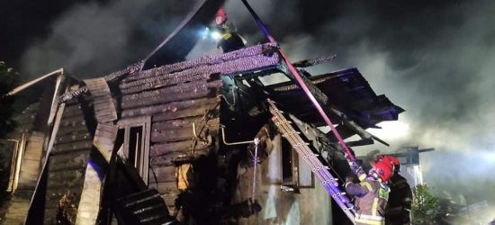 PODKARPACIE. Nocny pożar domu. Z ogniem walczyło 8 zastępów straży pożarnej (ZDJĘCIA)