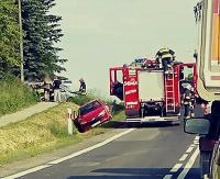 AKTUALIZACJA: Zderzenie przy stacji PKP. Osobówka wylądowała w rowie, jedna osoba trafiła do szpitala (FOTO)